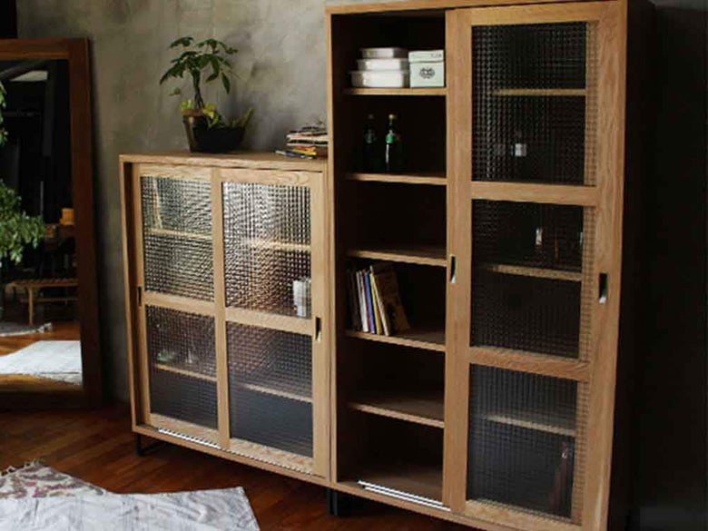 オーク無垢とガラスを使用したスライドキャビネット