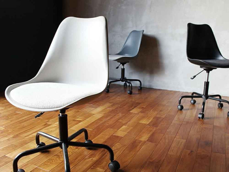 グレーのキャスター付きオフィスチェア