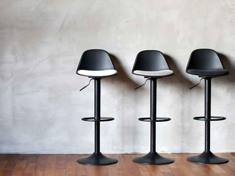 黒とグレーの革張りバーカウンターチェア