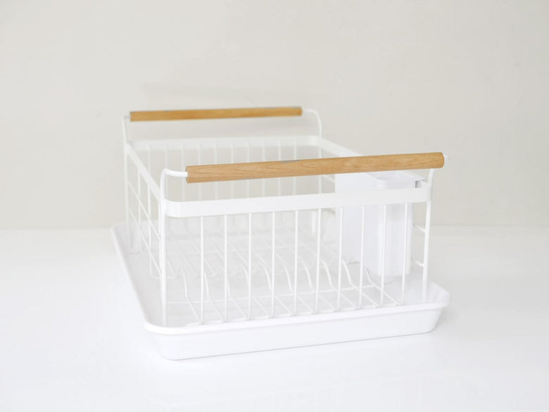 YAMAZAKIの「tosca/トスカ」水切りバスケット。スチール製でウィッカー風ハンドルを持ち、プラスチックの収納ポケットやカッティングボードが付いた家庭用収納バスケット