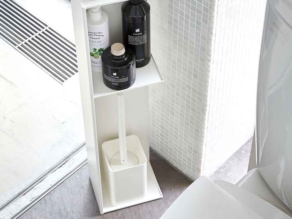 YAMAZAKI/towerブランドのスリムトイレラック。スチール製で高さ70.5cmのバスルーム用収納棚