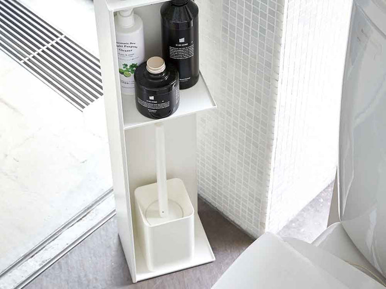 YAMAZAKI/towerブランドのスリムトイレラック。スチール製で高さ70.5cmのバスルーム用収納棚