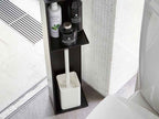 バスルームに設置されたYAMAZAKI/towerのスリムトイレラック。棚にはトイレットペーパーやペーパータオル、花鉢などが整理されています。