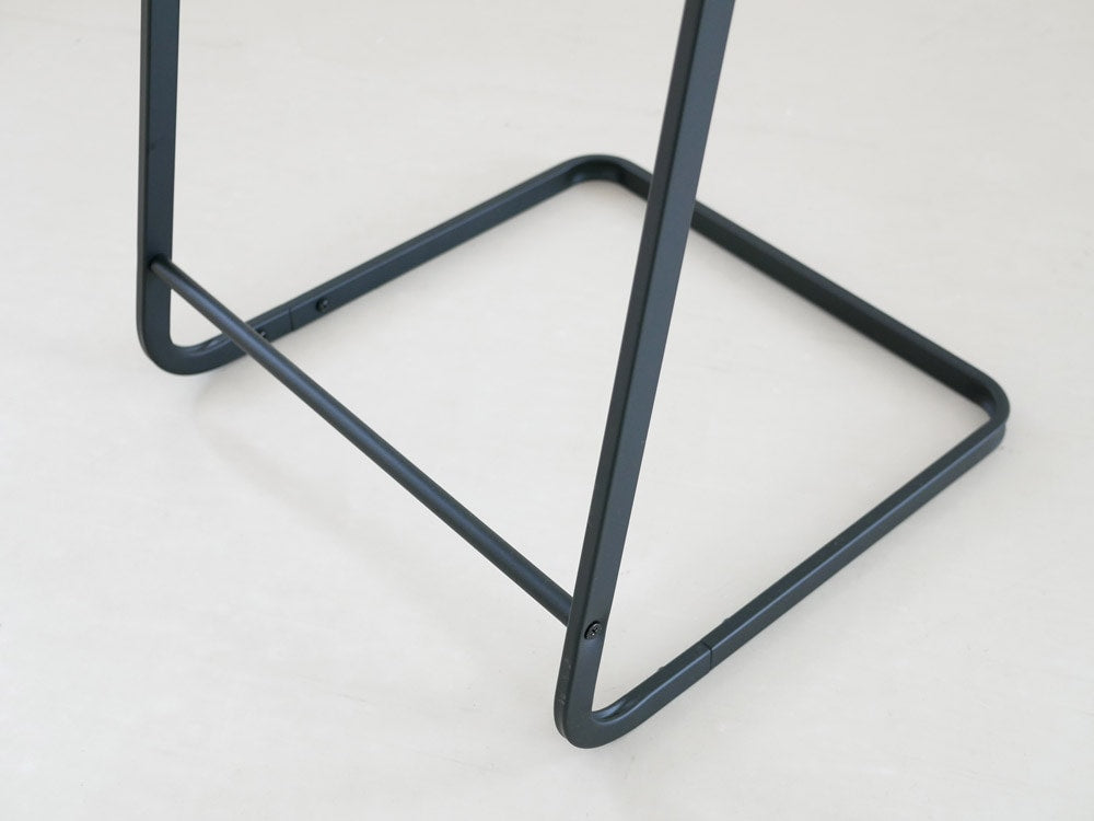 グレーのスチールと木材製コートハンガータワー