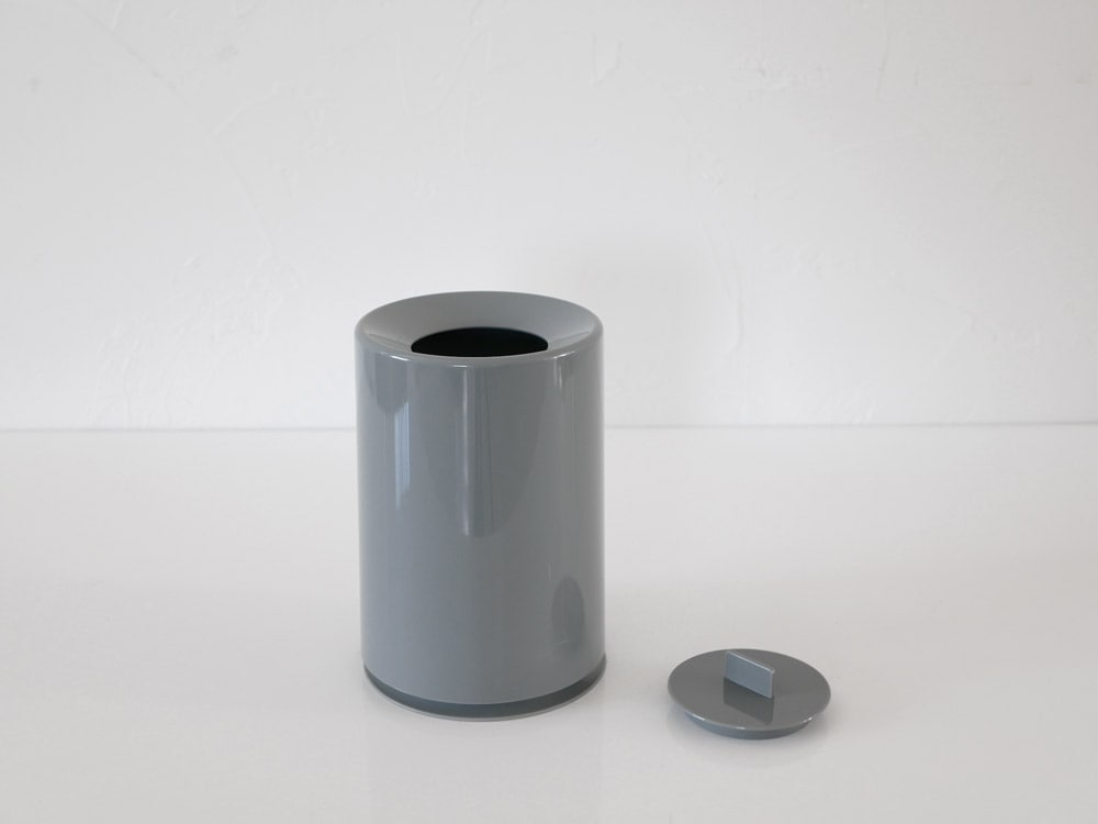 シルバーのミニ丸形ダストボックス 蓋付き