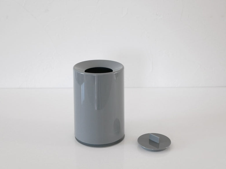 シルバーのミニ丸形ダストボックス 蓋付き
