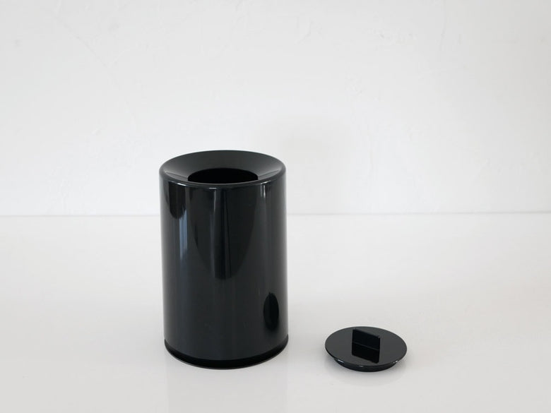 黒色の蓋付き丸型ダストボックス