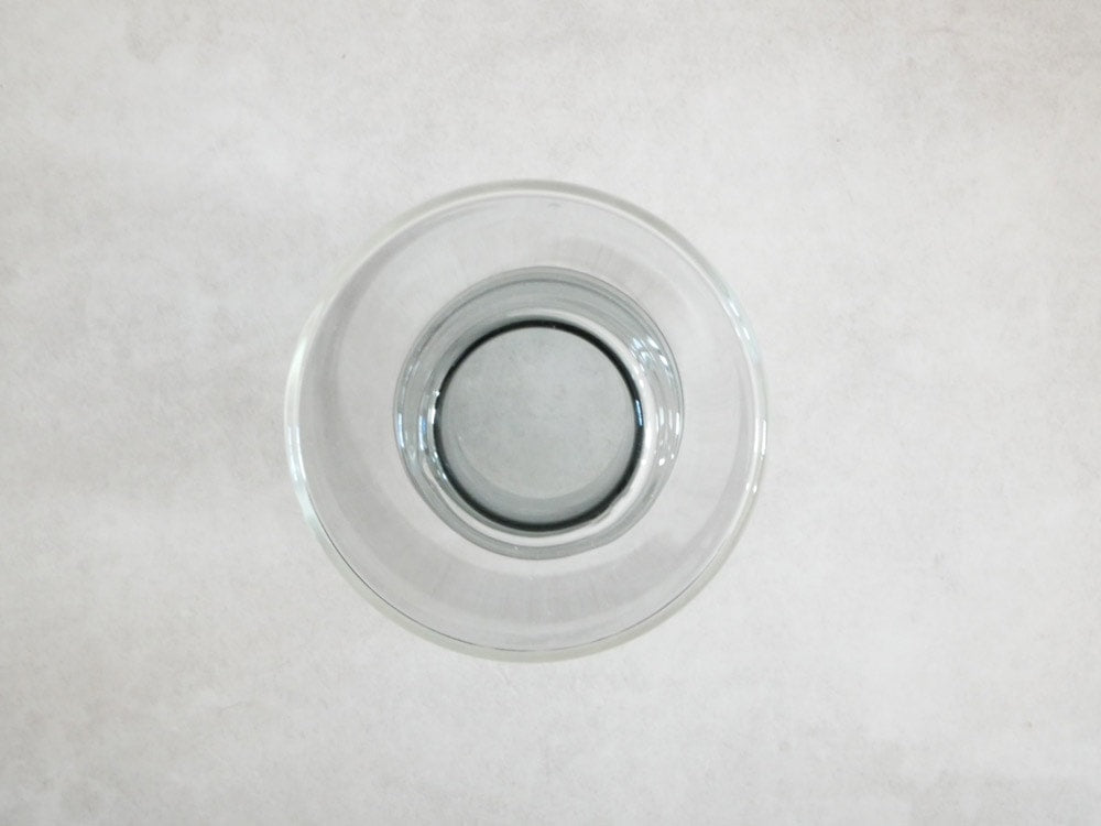 POSH LIVINGのガラス製フロートベース。透明なガラスボトルとシルバーの食器が並ぶ静物写真