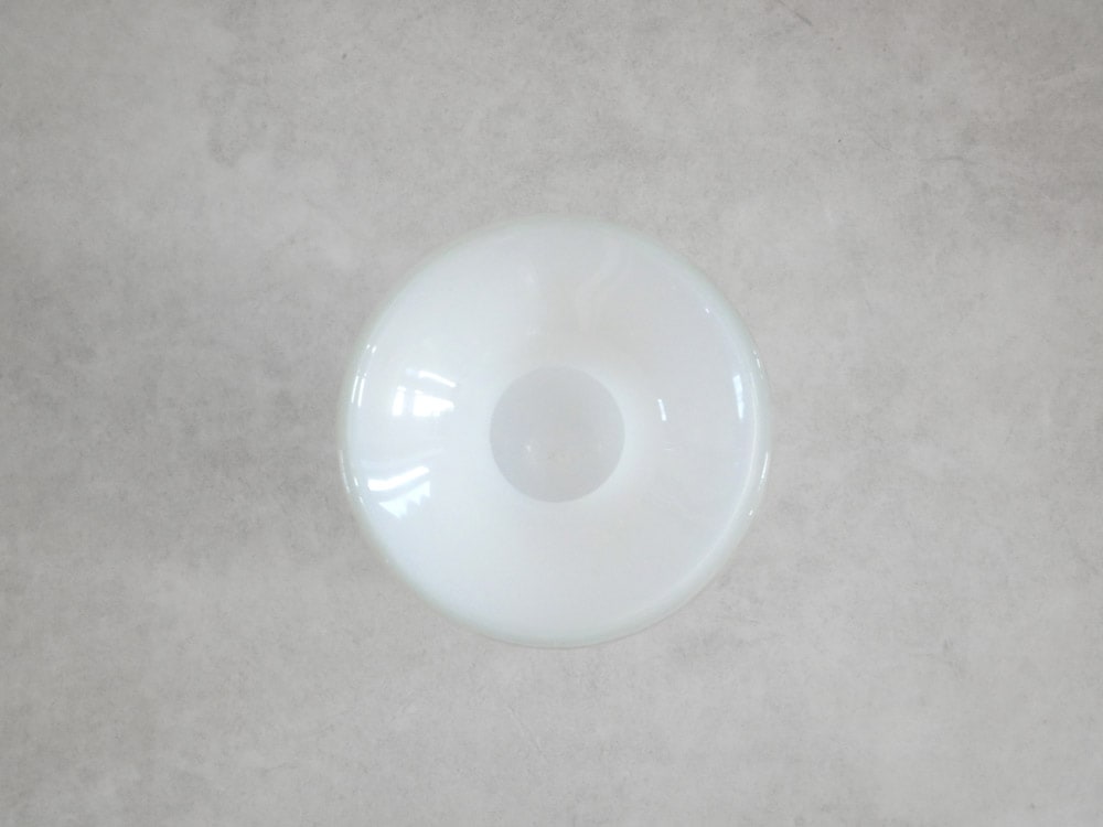 白い天井にPOSH LIVINGのガラス製フロートベースが吊るされ、銀や陶器の食器が周囲に配置されている室内シーン