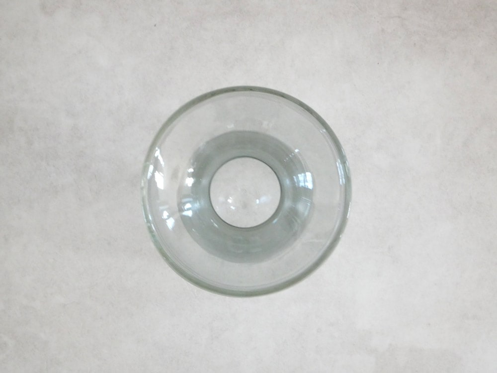 ポッシュリビングの透明ガラス製フロートベース、直径8cm高さ15cm、銀色の装飾が施されています