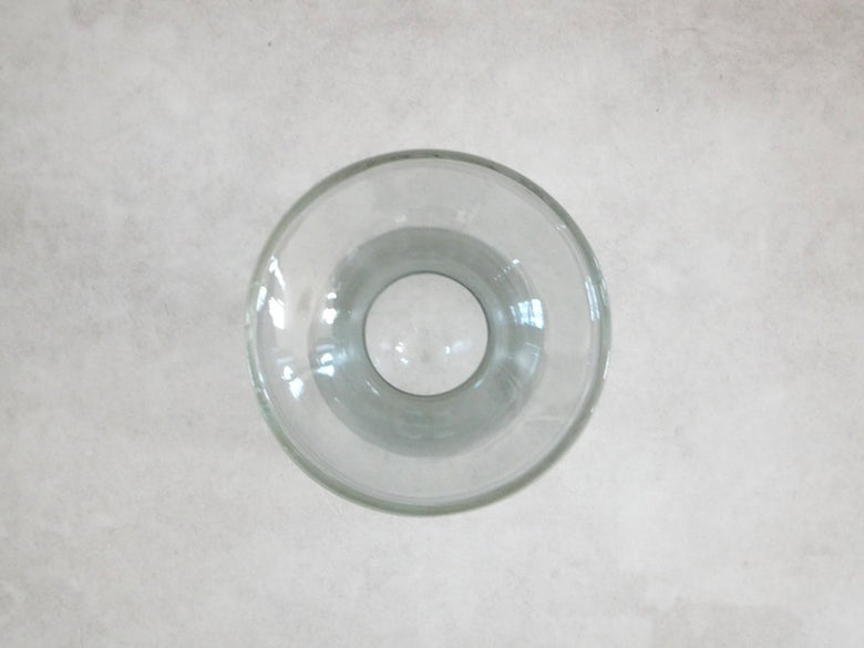 ポッシュリビングの透明ガラス製フロートベース、直径8cm高さ15cm、銀色の装飾が施されています