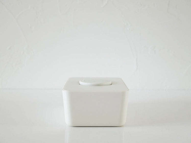 サラサデザインのシリコン蓋付きウェットティッシュホルダー。ABSとシリコン製で幅170×奥行120×高さ80mmのコンパクトなデザイン。