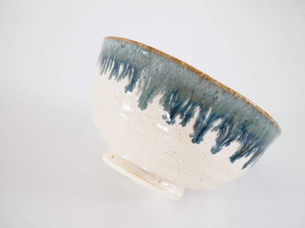 手作りの青と白の美濃焼陶器ボウル