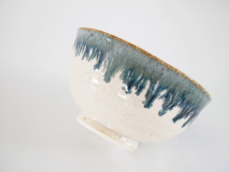手作りの青と白の美濃焼陶器ボウル