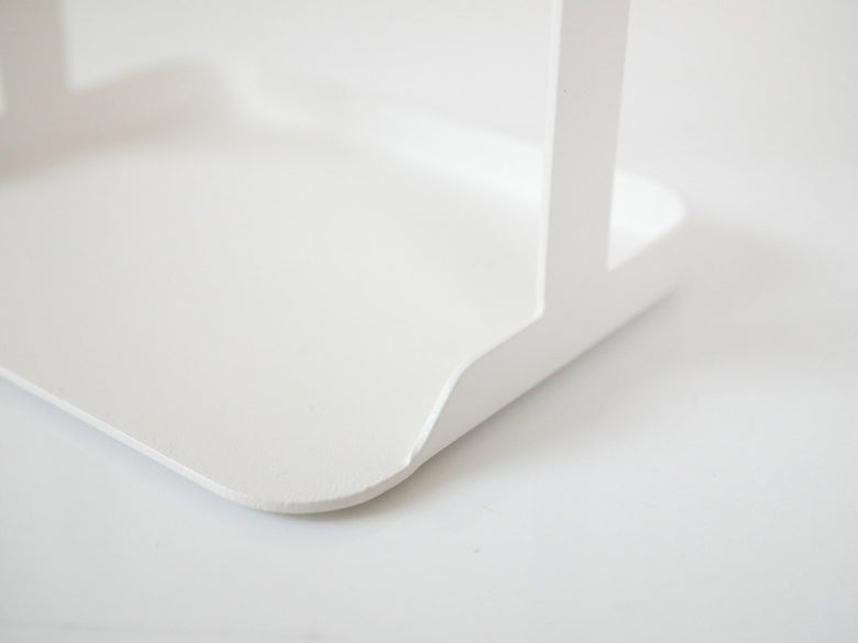 マーナの調味料ラックとオフィス用品が置かれた棚