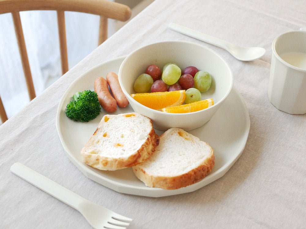 キントー ALFRESCOプレートに盛られたパンと果物