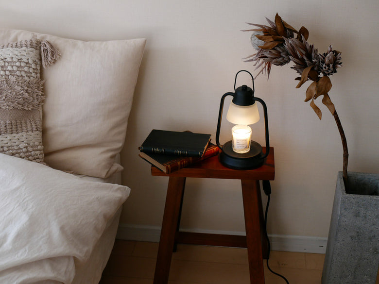 ベッドルームのインテリアに置かれた香るキャンドルと照明