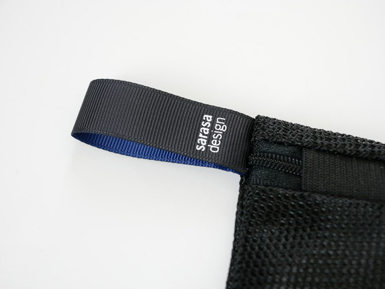 サラサデザインのリバーシブルフラットランドリーネット、メッシュ素材とウェビングストラップ付き