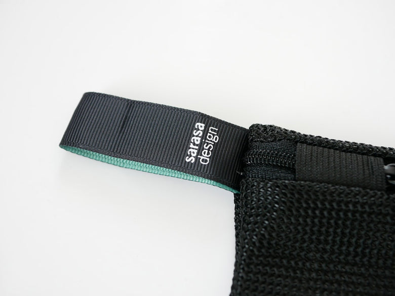 サラサデザインのフラットリバーシブルランドリーネット。ポリエステル製でストラップとメッシュウェビングを使用した洗濯用ネット。