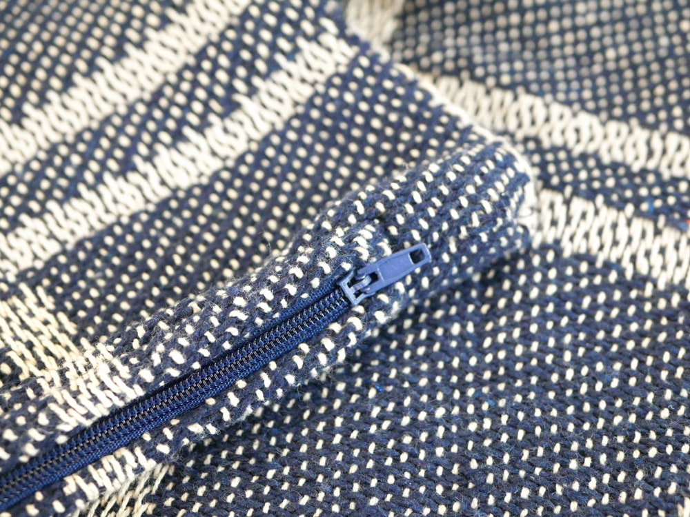 銀色のステッチ入りデニムクッションカバー