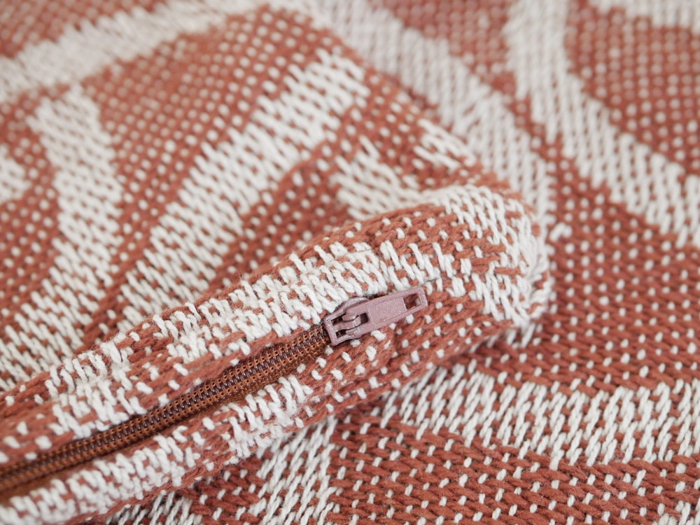 ポッシュリビング MUKT クッションカバー、ブラウンとピンクの模様