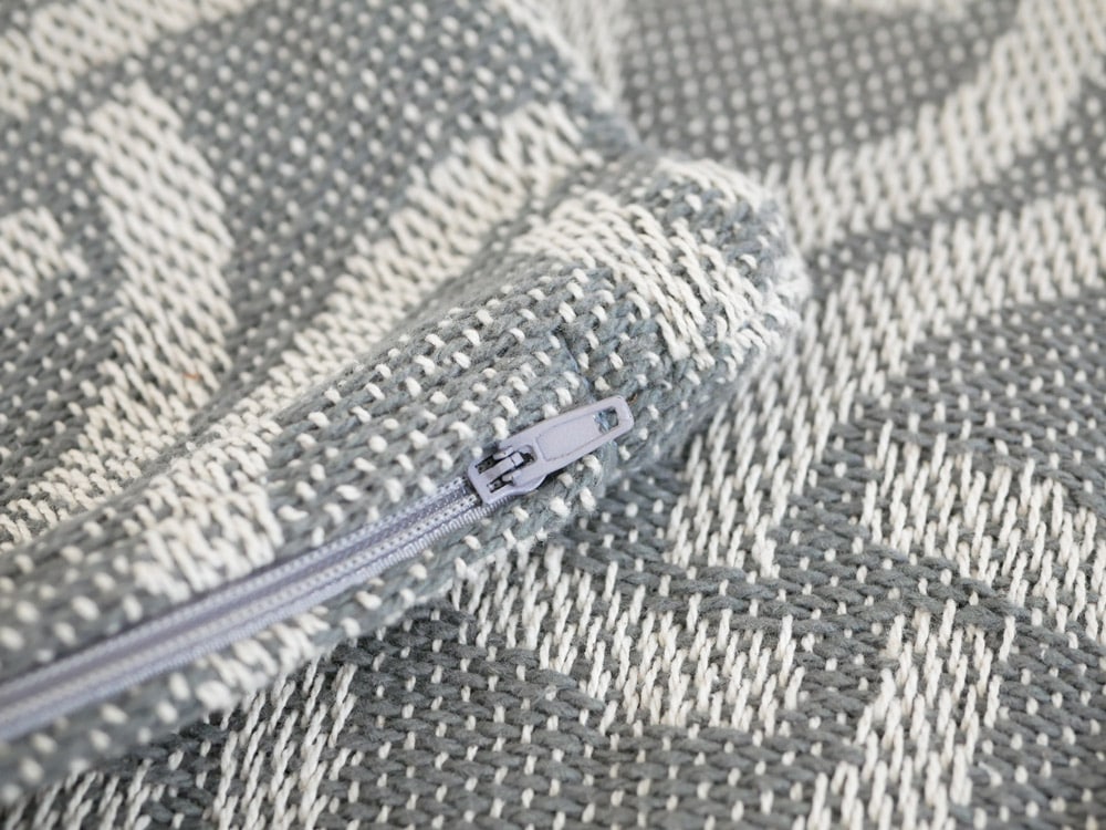 黒とグレーの模様が入った織物クッションカバー