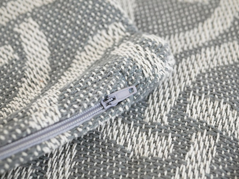 黒とグレーの模様が入った織物クッションカバー