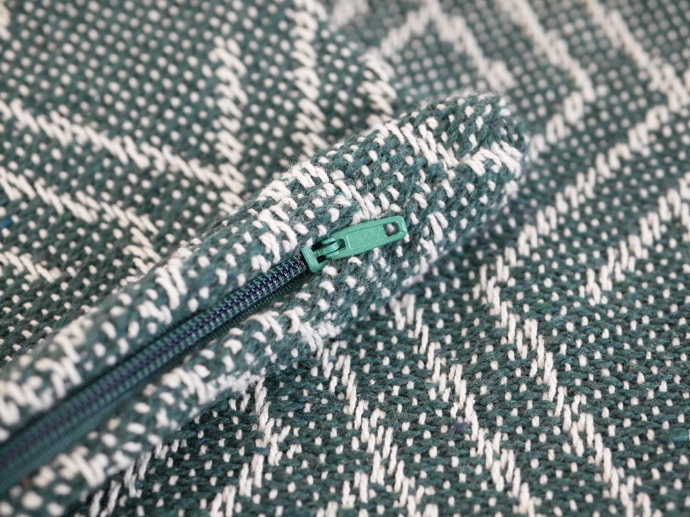 ポッシュリビングの織り柄ウールクッションカバー