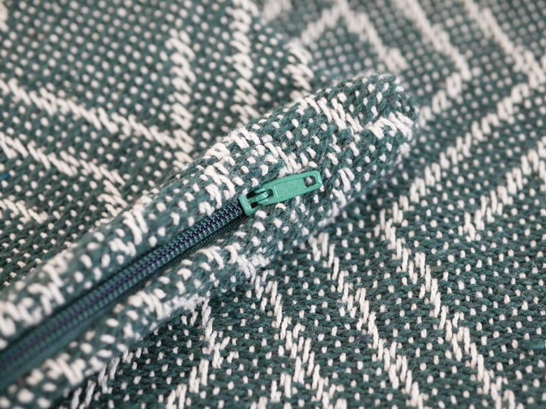 ポッシュリビングの織り柄ウールクッションカバー