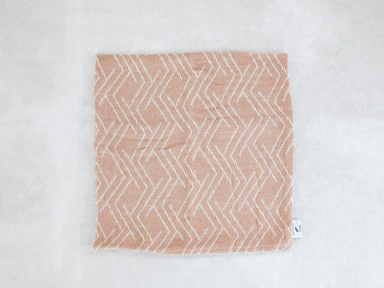 ブラウンのウール三角柄クッションカバー