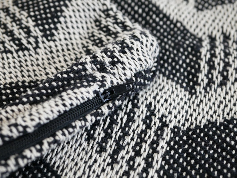 白い織物のクッションカバー