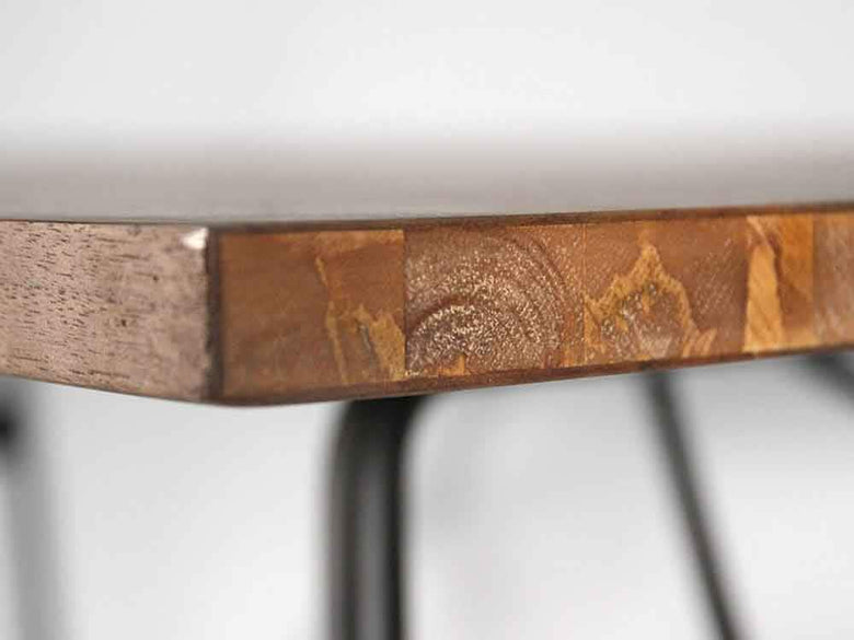 ウォルナット仕上げの木製ダイニングテーブルとスチール脚