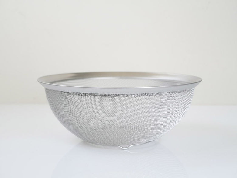 la baseの18-8ステンレス製ボウル、丸型ザル、プレートのセット。シルバーの光沢があり清潔感のある調理器具