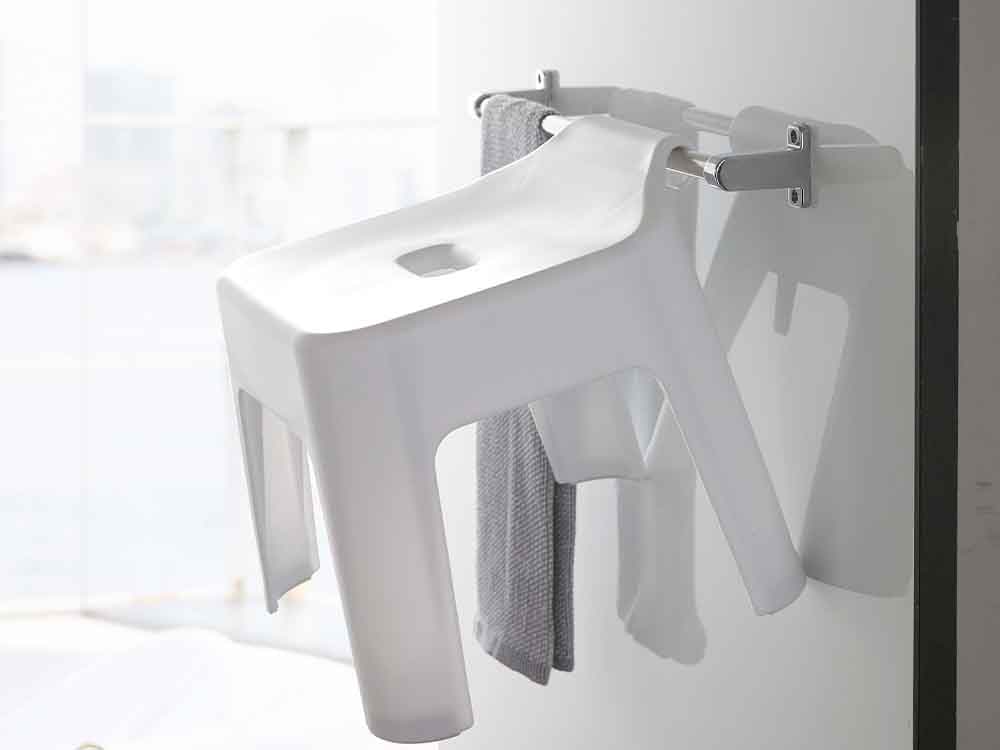 浴室に掛けられた銀色の引っ掛け風呂イス