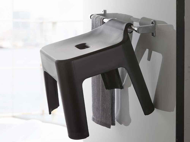 木製床に置かれた灰色の引っ掛け風呂イス