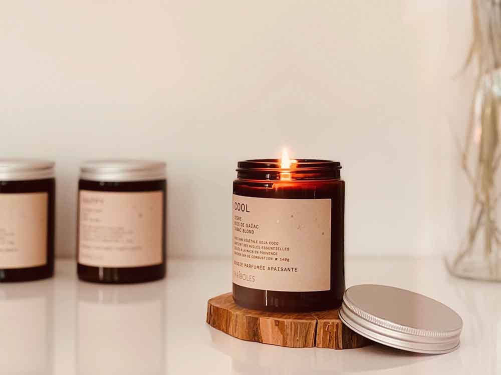 メイソンジャーに入ったアロマキャンドルの静物写真