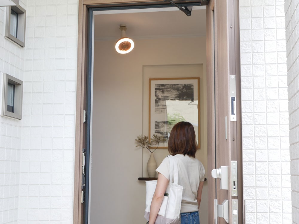 壁に設置された人感センサー付きLED照明と観葉植物