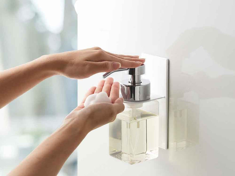 浴室の壁に設置されたマグネットディスペンサーホルダーとボトル