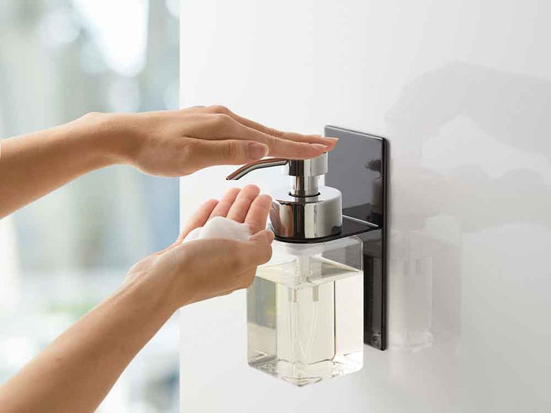 浴室に設置されたマグネット式ソープディスペンサー