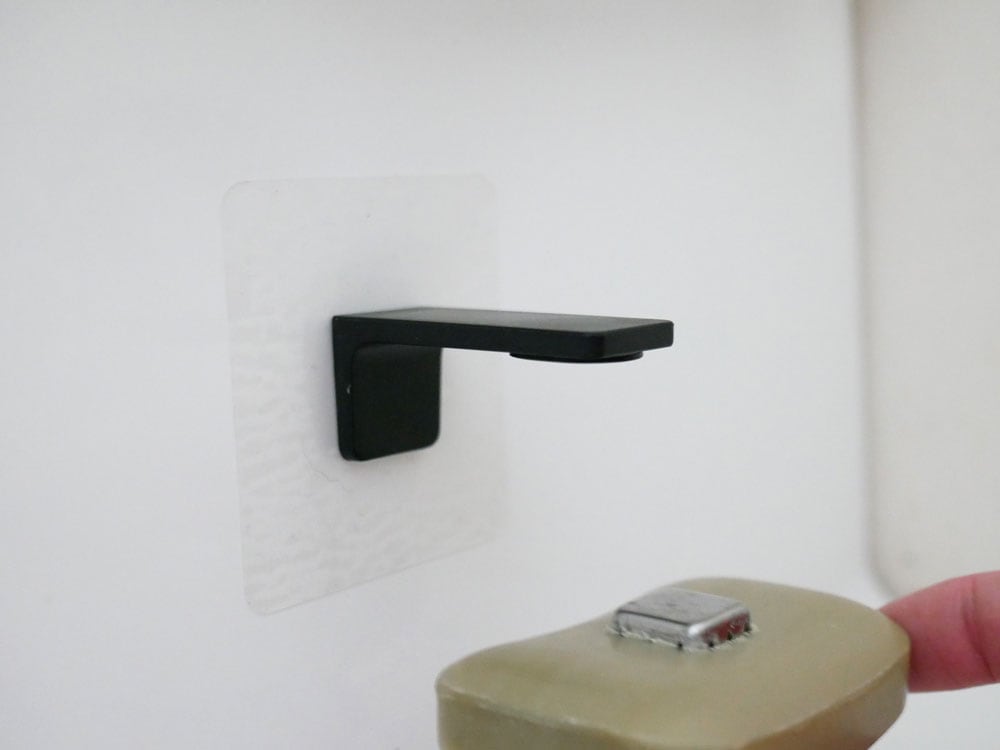 タワー製フィルムフックマグネットで石鹸を壁に掛ける