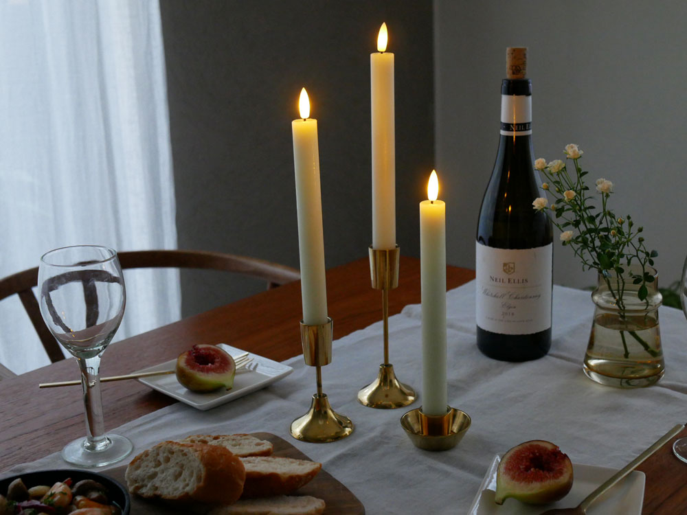 Horn Please MADEの真鍮製BRASSキャンドルホルダーが、テーブル上にキャンドルとともに美しく配置されている様子