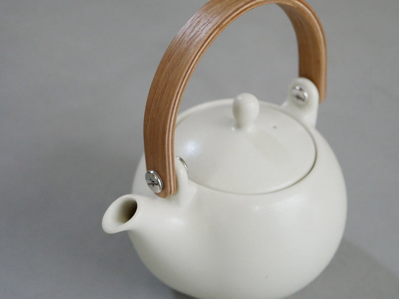 白磁と木製持ち手の急須