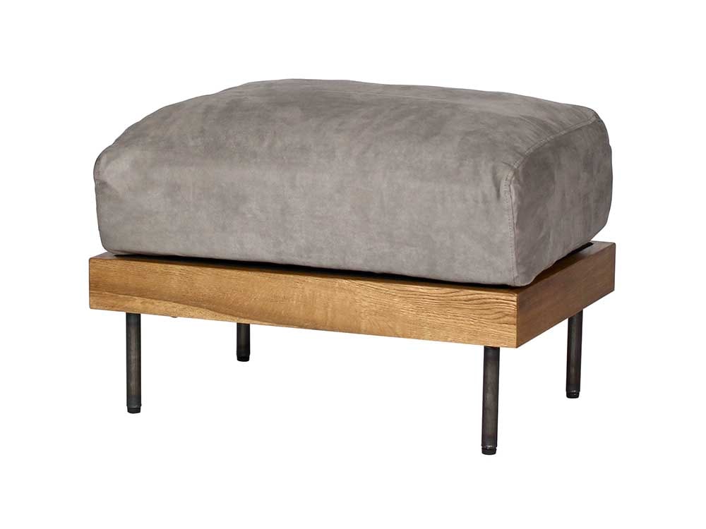 ベッドとオットマン、クッションが配置された寝室