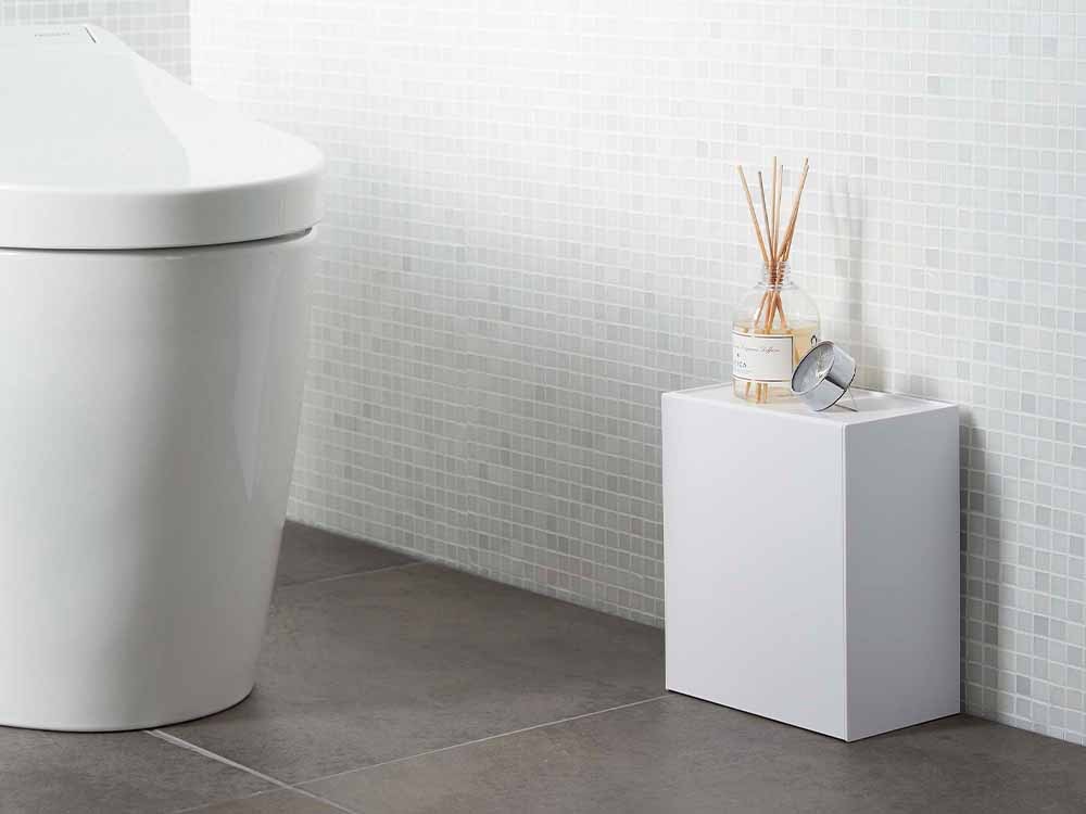 YAMAZAKI towerの白トイレポットと収納ケースが設置されたバスルーム