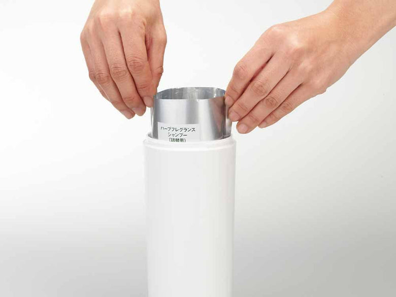 YAMAZAKI/toscaのtowerツーウェイディスペンサー ラウンド。500ml ABS製水ボトルとステンレスポンプを備えた小型キッチン用水飲器