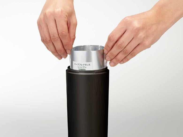 YAMAZAKI/toscaの【tower/タワー】ツーウェイディスペンサー ラウンド、500ml容量のABS樹脂製真空フラスクにステンレスポンプ付き