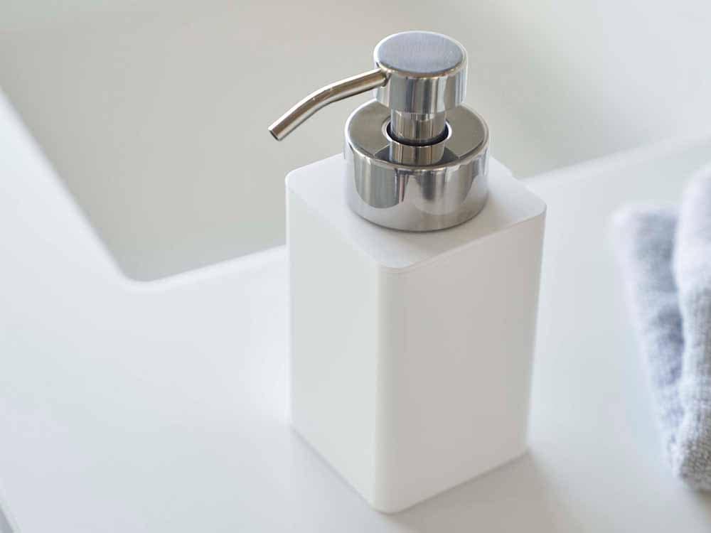 浴室に置かれたYAMAZAKIタワーの陶器製詰め替え用ディスペンサー