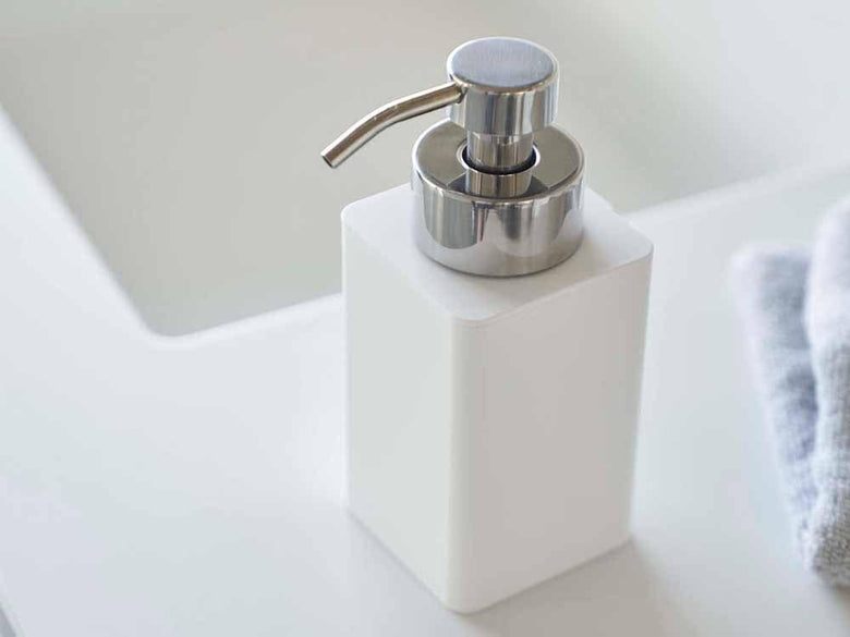 浴室に置かれたYAMAZAKIタワーの陶器製詰め替え用ディスペンサー