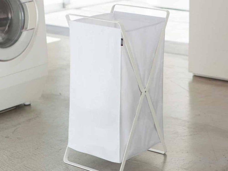 YAMAZAKI/tower製ランドリーバスケット。スチールフレームとポリエステルバスケットを組み合わせた30×36×64cmの家庭用洗濯用品。