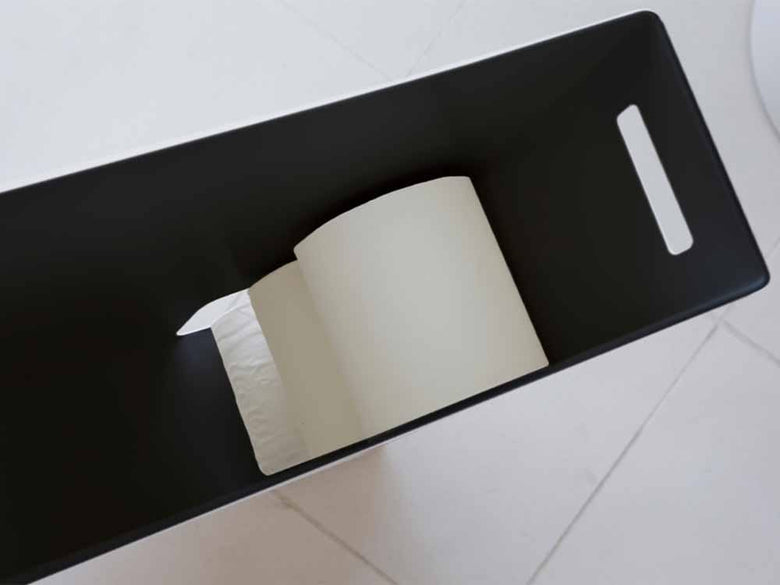 YAMAZAKI/towerブランドの黒色スチール製タワー型トイレットペーパーストッカー、8ロール収納可能